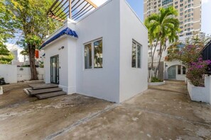 Exterior - La Mona Suites 1 Bedroom Apartment with Rooftop Terrace (San Juan)