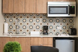 Mikrobølgeovn, kokeplater, kaffetrakter/tekoker og brødrister