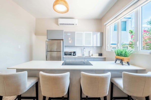 Réfrigérateur, four à micro-ondes, un four, surface de cuisson