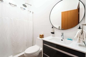 Dusche, Haartrockner, Handtücher