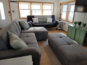 TV, books - Verona Beach Lakeside Retreat - Near attractions! Lots of Amenities! (Canastota)