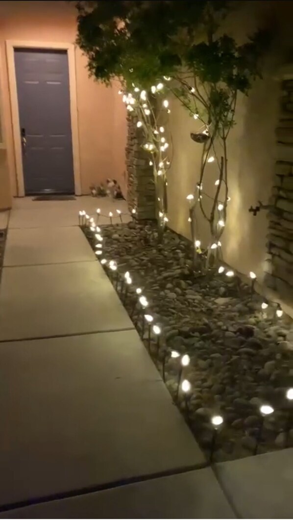 Property grounds - Cozy 4-bedroom house with AC and WiFi in enchanting Desert Hot Springs (Desert Hot Springs)