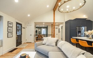 Smart-tv, eldstad, ett musikbibliotek och en stereo