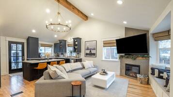 Smart TV, chimenea, biblioteca musical y estéreo