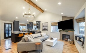 Smart-tv, eldstad, ett musikbibliotek och en stereo