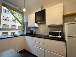 冰箱、微波炉、烤箱、炉灶