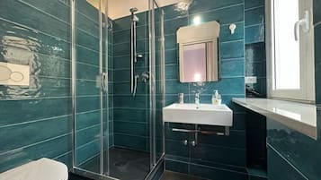 SĂšche-cheveux, bidet, serviettes fournies, savon