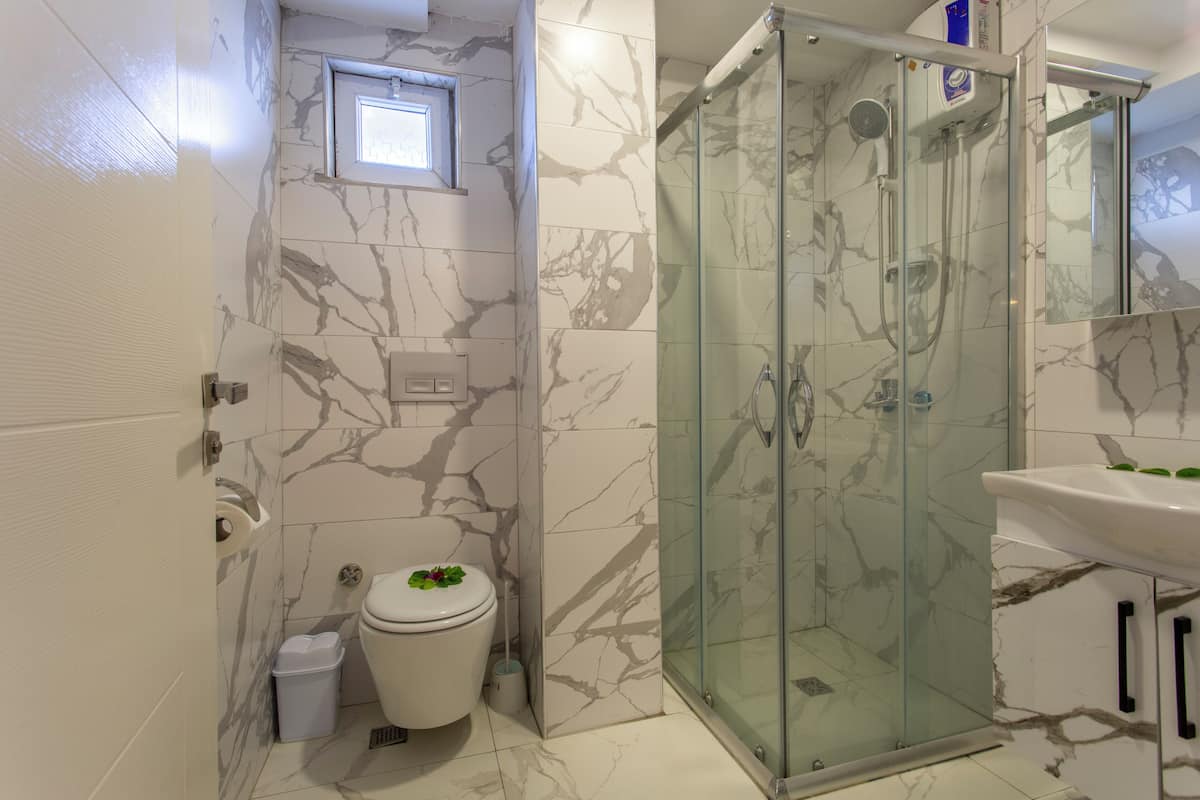 Classic Suite, 1 Bedroom | Bathroom | Free toiletries, hair dryer, slippers