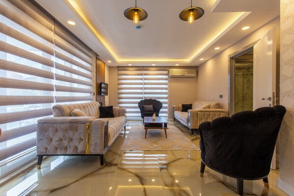 精品套房, 2 间卧室 | 起居区 | 电视