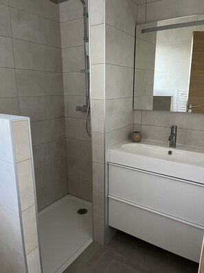 Dusche, Haartrockner, Seife, Toilettenpapier