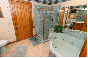 Baignoire Ă jets, serviettes fournies, papier toilette