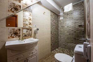 Habitación individual Deluxe | Baño | Amenidades de baño gratuitas, secadora de cabello, batas, pantuflas