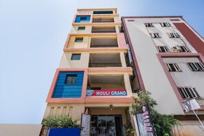 Front of property - iROOMZ Hotel Mouli Grand (Hyderabad)