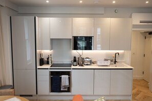 Fridge, microwave, oven, stovetop - Modern stylish one bedroom apartment in Fitzrovia (Greater London)