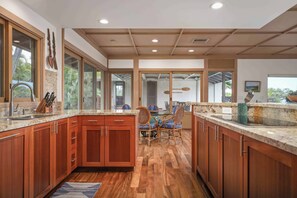 Kühlschrank, Mikrowelle, Herdplatte, Geschirrspüler