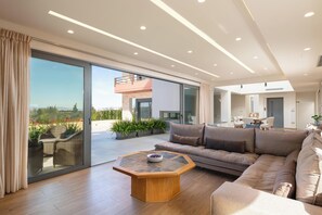 Smart-tv, bordtennisbord, bøger