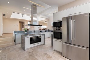 Køleskab, mikrobølgeovn, ovn, kogeplade