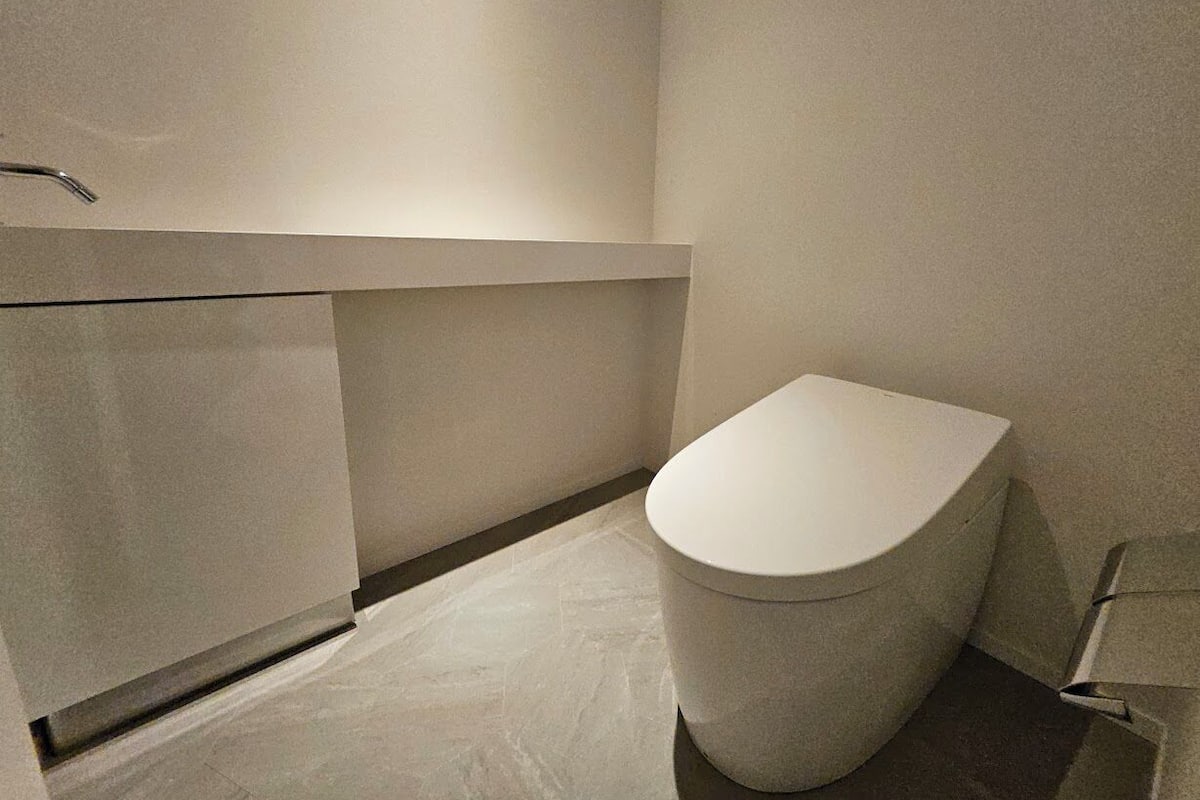Máy sấy tóc, dép đi trong nhà, chậu vệ sinh/vòi rửa