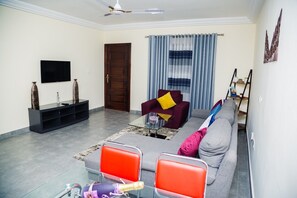 Living area - Comfy 2 bedrooms w/free Wi-Fi (East Airport) (Accra)