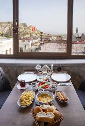 Free daily buffet breakfast  - By Yüksel Cave Hotel  (Ürgüp)