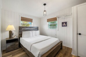 8 bedrooms, iron/ironing board, free WiFi, bed sheets - Laguna Beach|Quadplex of Beach Condos|Walk to Beach|Pet Friendly (Panama City Beach)