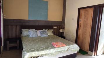 Classic Suite | Meja, ruang kerja komputer riba, cadar katil