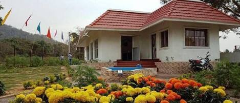 Vista frontal de la propiedad