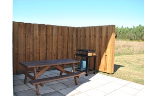 Outdoor dining - Maison en Bordure de Forêt Proche Contis (Saint-Julien-en-Born)