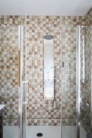 Lapaman | Cortinas blackout, tabla de planchar con plancha y wifi gratis 