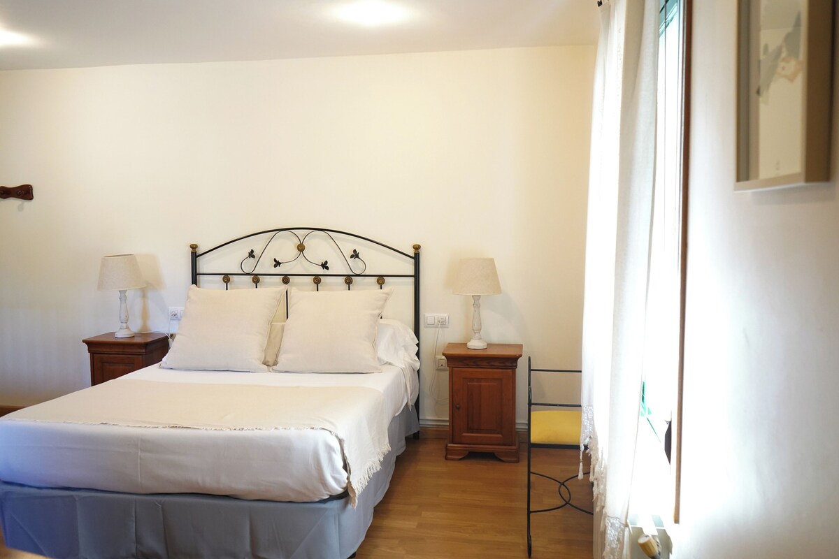 غرفة سوبيريور - منظر للحديقة | ستائر تعتيم ومكواة/لوح كي وواي فاي مجانًا وملاءات أسرّة