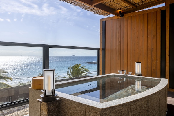 Kahden hengen presidential-huone (kaksi sänkyä), valtamerinäköala | Kylpyhuone | Erillinen kylpyamme ja suihku, pyyhkeet