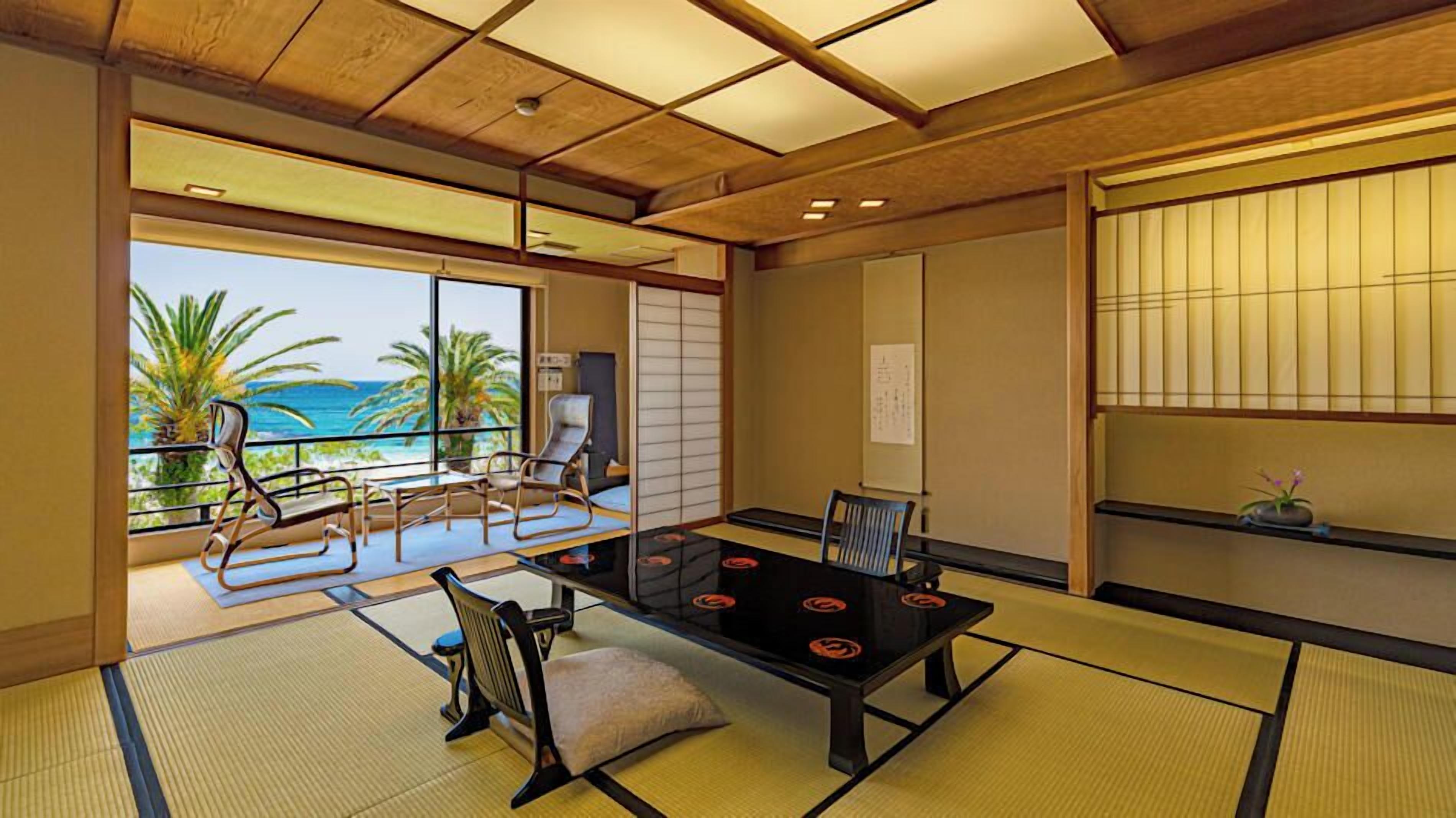 Ein traditioneller japanischer Raum mit Tatami-Böden, einem niedrigen Tisch und Blick auf das Meer.
