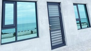 Un edificio moderno con ampie finestre che si affacciano su un corpo d'acqua.