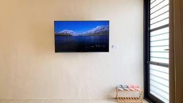 Laptop workspace, free WiFi