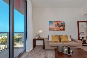 TV, offices - Hollywood Beach Rooftop Pool Balcony (Hollywood)