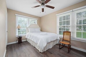 3 bedrooms, iron/ironing board, WiFi, bed sheets - Coastal Retreat in Rockport Home (Rockport)