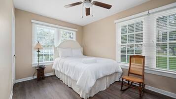 3 habitaciones, tabla de planchar con plancha, wifi y ropa de cama