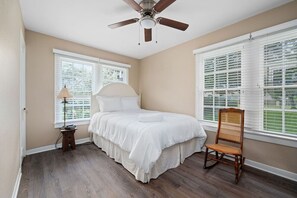 3 chambres, fer et planche à repasser, Wi-Fi, draps fournis