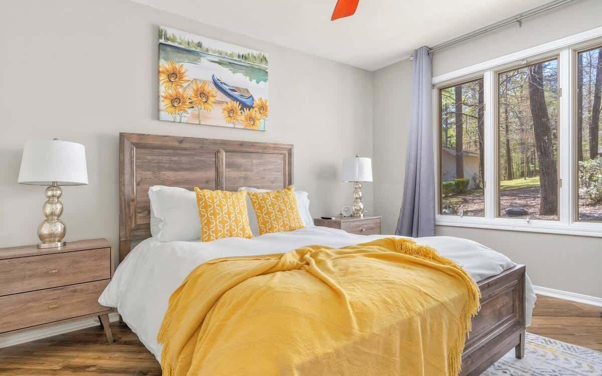 3 habitaciones, escritorio y tabla de planchar con plancha 