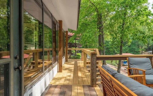 Lakefront Paradise w/Hot Tub, Decked Out on Desoto