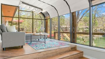 Een televisie en een open haard