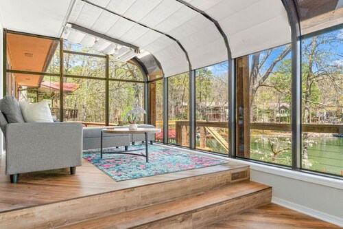 Lakefront Paradise w/Hot Tub, Decked Out on Desoto