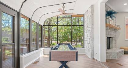 Lakefront Paradise w/Hot Tub, Decked Out on Desoto