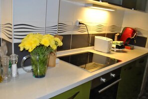 冷蔵庫、電子レンジ、オーブン、コンロ