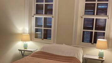 5 slaapkamers, een strijkplank/strijkijzer, wifi, beddengoed