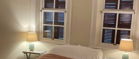 5 bedrooms, iron/ironing board, WiFi, bed sheets