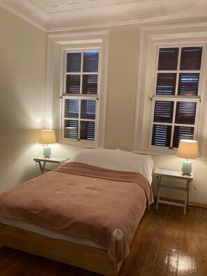 5 bedrooms, iron/ironing board, WiFi, bed sheets - Beautiful House in the City Center , Alsancak (İzmir)