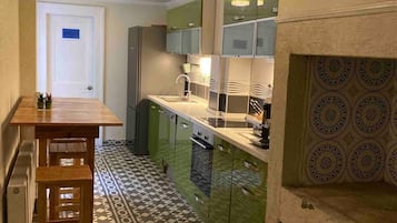 Een koelkast, een microgolfoven, een oven, een kookplaat