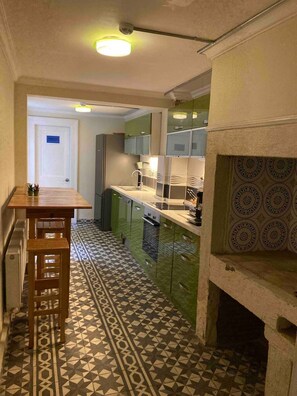 冷蔵庫、電子レンジ、オーブン、コンロ