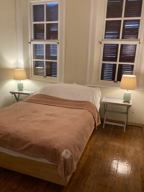 5 عدّة غرف نوم ومكواة/لوح كي وواي فاي وملاءات أسرّة